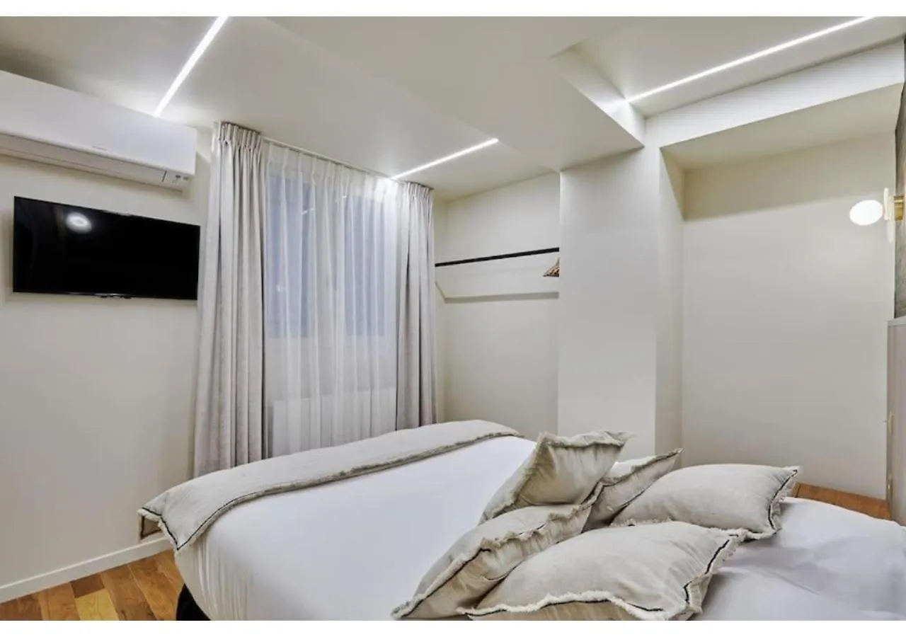 Apartment Le Marais Place Des Vosges By Prestige